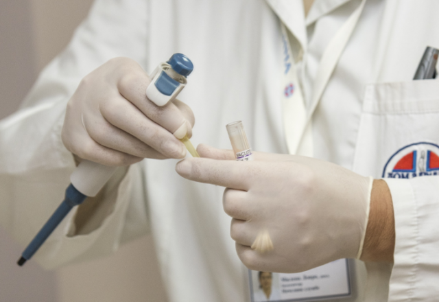Arts voert handeling uit. Volksgezondheid