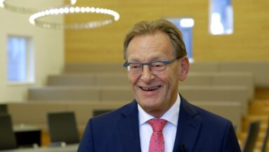 Foto van burgemeester Koos Janssen