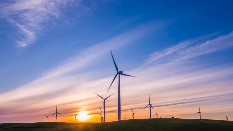 Windmolens en zonsondergang