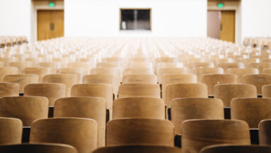 Lege stoelen in een collegezaal