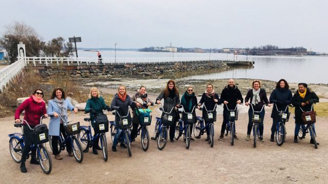 Groepsfoto op fietsen in Finland