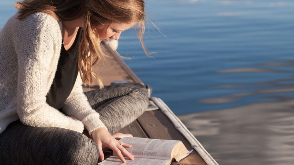 vrouw leest een boek