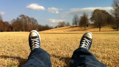 Voeten in droog gras