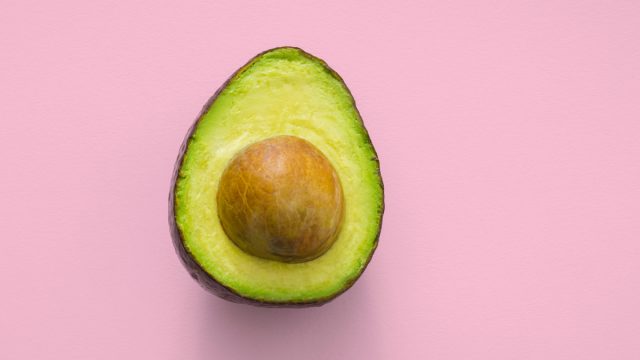 avocado op een roze achtergrond