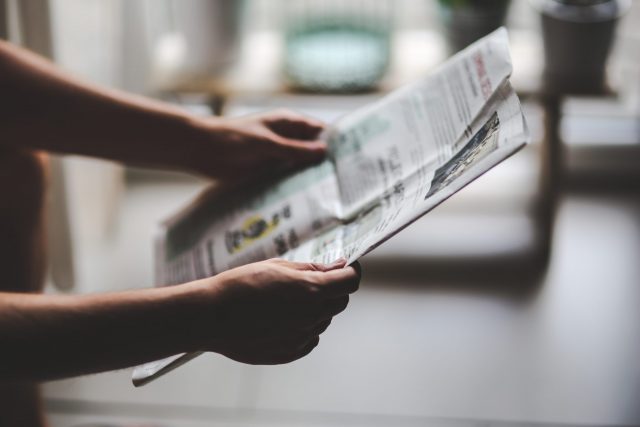 handen en een krant