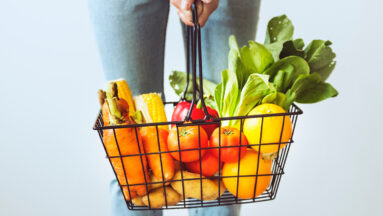 Mand met groente en fruit