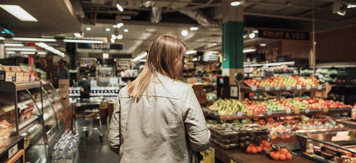 Vrouw doet boodschappen in een supermarkt
