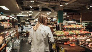 Vrouw doet boodschappen in een supermarkt